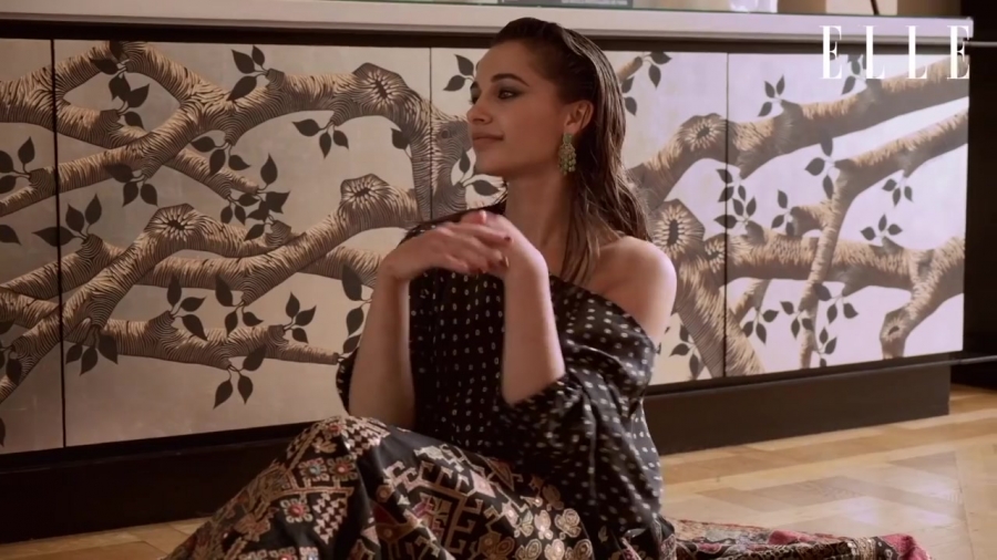 Click to view full size image
==============
Behind_the_scenes_of_our_June_cover_shoot_with_Naomi_Scott_181.jpg Behind_the_scenes_of_our_June_cover_shoot_with_Naomi_Scott_181.jpg