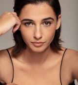 hips_hearstapps_com-aoas-naomi-scott-1-1649788993.jpg